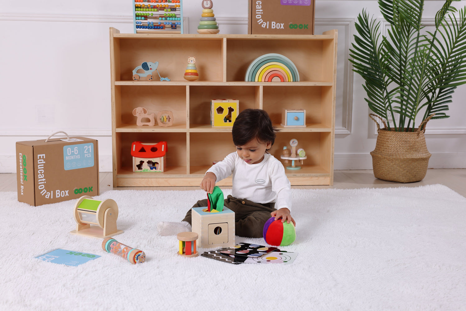 Copil mic jucându-se cu o cutie Montessori din lemn, concentrat asupra activității educative.