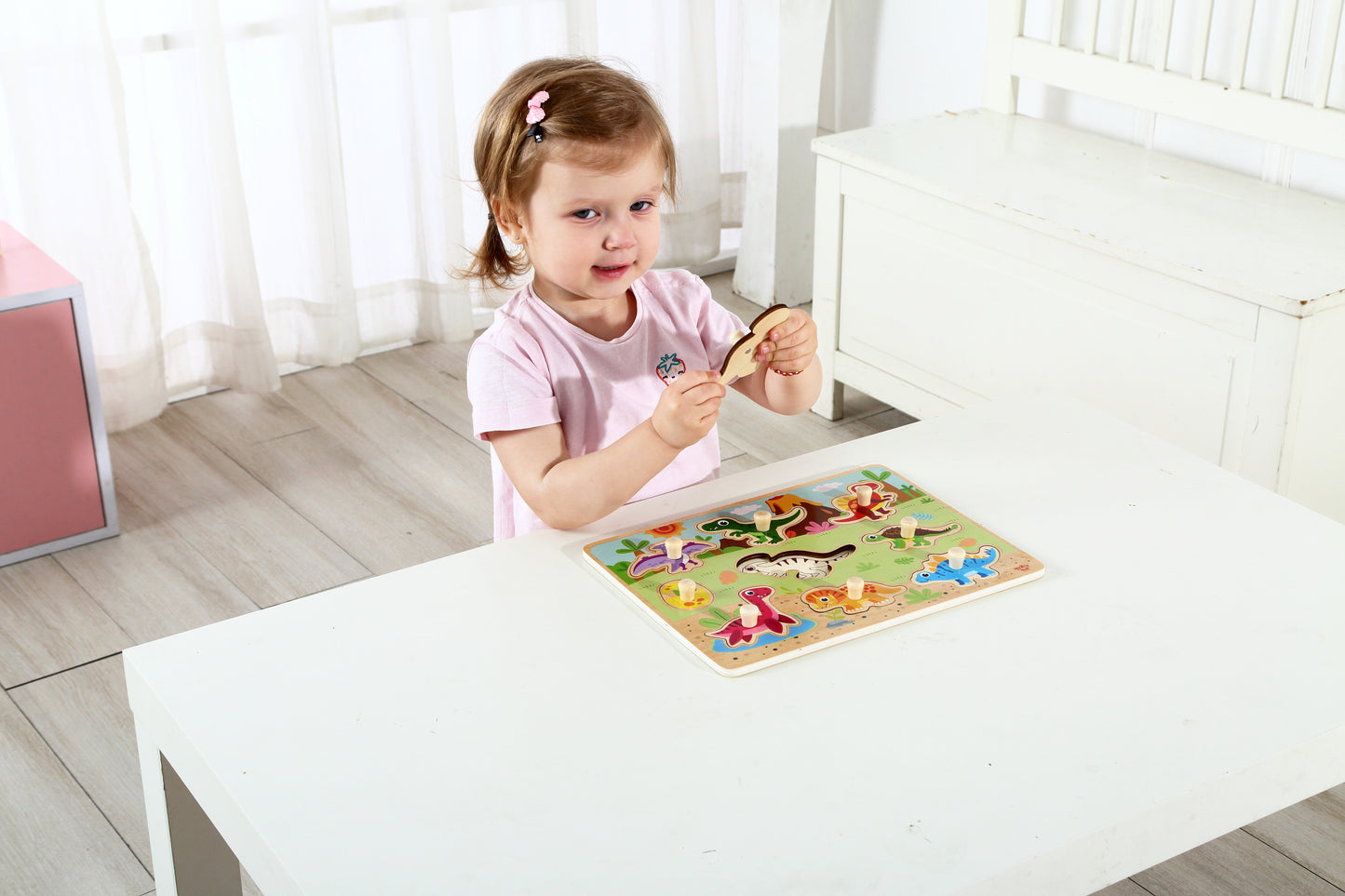 Puzzle din lemn cu dinozauri colorați, perfect pentru copiii mici. Piese groase, sigure și educative