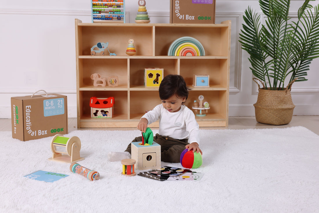 Copil mic jucându-se cu o cutie Montessori din lemn, concentrat asupra activității educative.