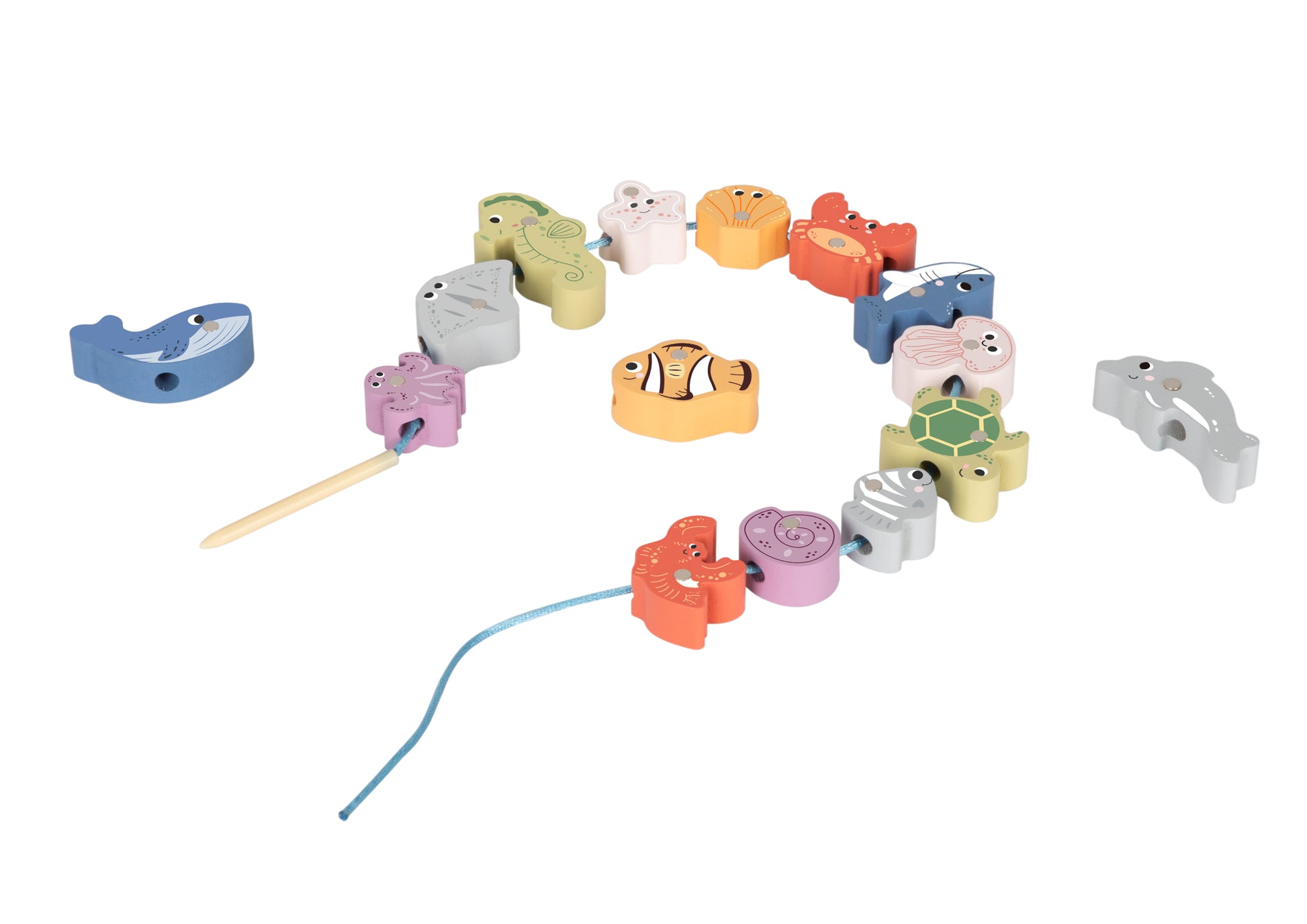 Joc din lemn 3 în 1: pescuit magnetic, șnuruire și echilibru. Include pești cu magneți, două undițe, piese perforate și bază din lemn.