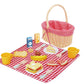 Coș de picnic pentru copii cu farfurii, căni, tacâmuri și alimente din lemn.