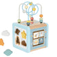 Cub de activități din lemn cu temă spațială, cu mărgele, sortator de forme, labirint, roți zimtate și plăcuțe rotative.