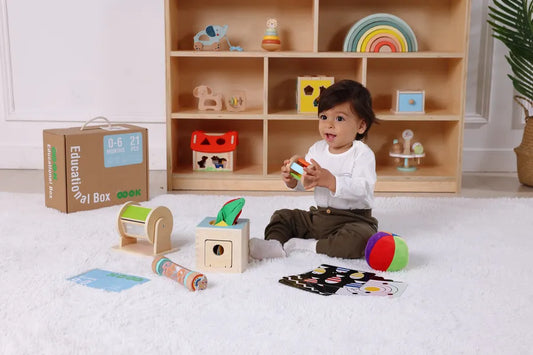 Jucărie Montessori cu eșarfe textile colorate pentru dezvoltarea motricității fine și a coordonării.