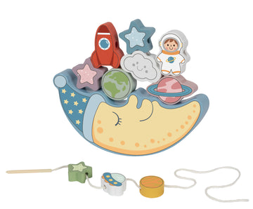 Joc de Echilibru și Șnuruire Montessori din lemn în formă de lună, cu stele, planete, rachetă și astronaut. 