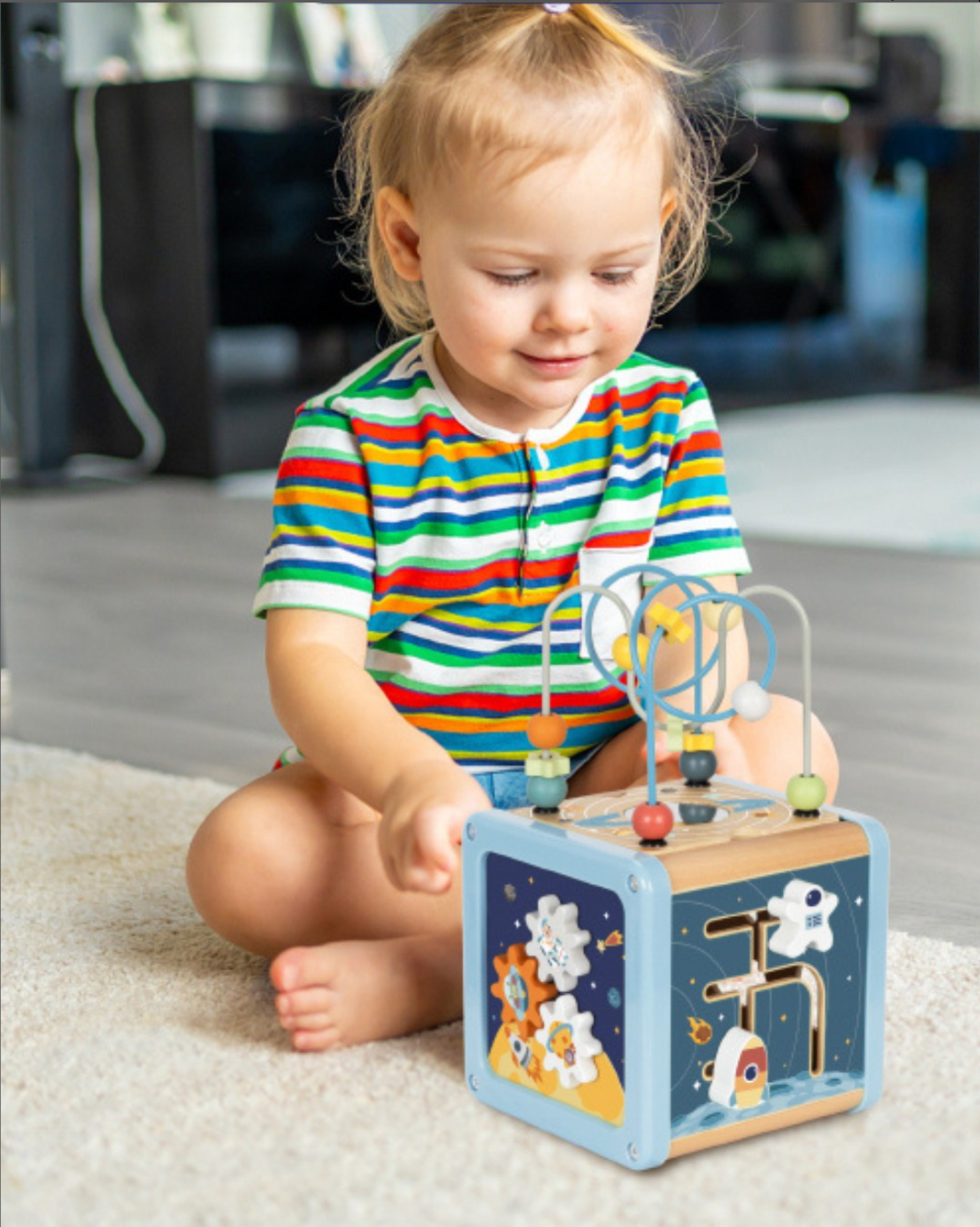 Copil jucându-se cu cub educativ BabyRio din lemn certificat FSC