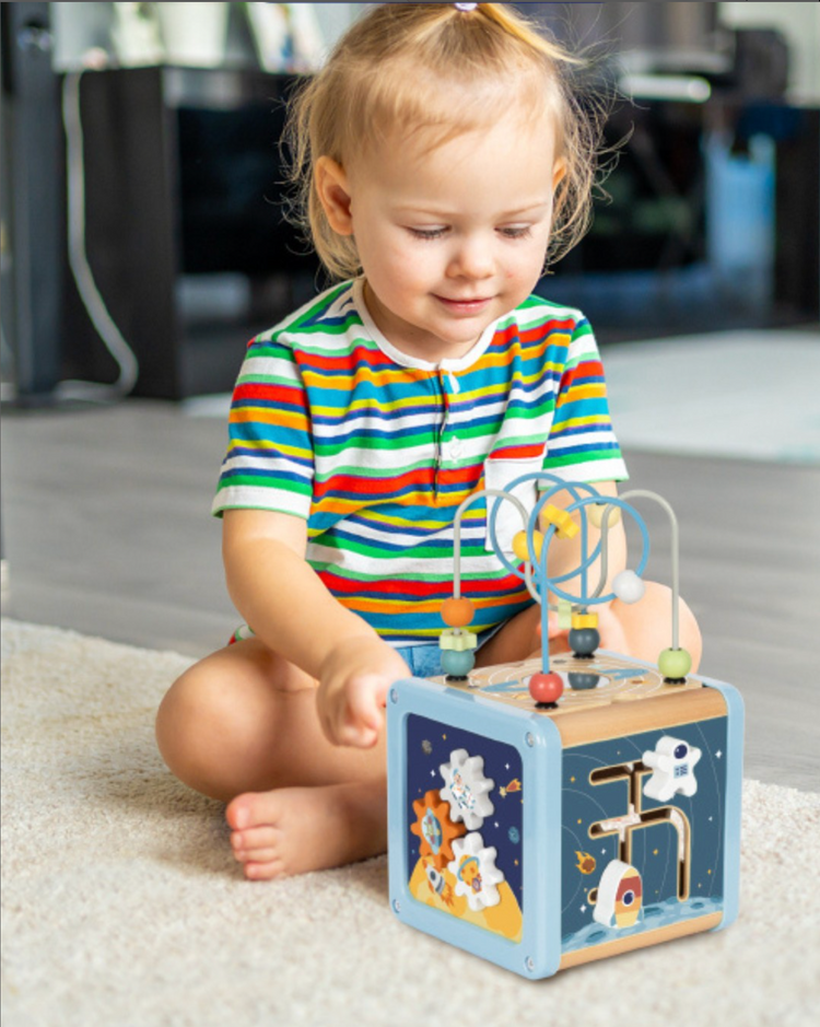 Copil jucându-se cu cub educativ BabyRio din lemn certificat FSC