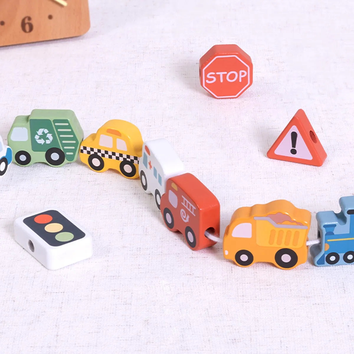 Joc Montessori cu vehicule și elemente inspirate din trafic
